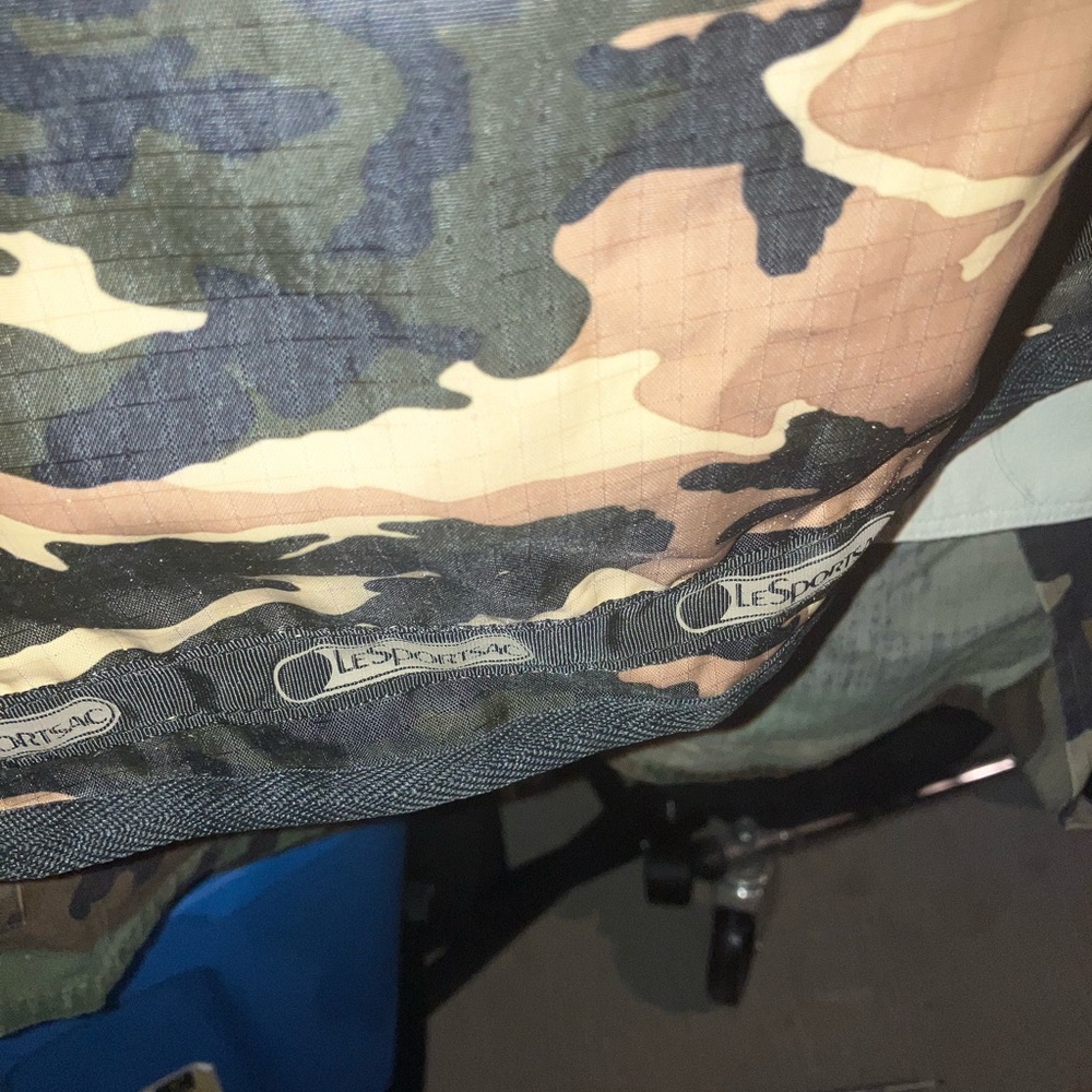LeSportSac designer brand camo expandable cross body shoulder bag courier purse - Picture 7 of 13